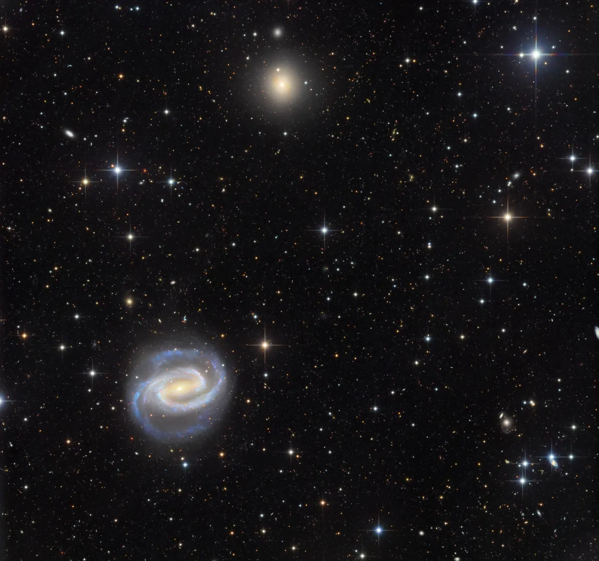 גלקסיות בנהר: NGC 1300 הספירלית ו-NGC 1297 האליפטית